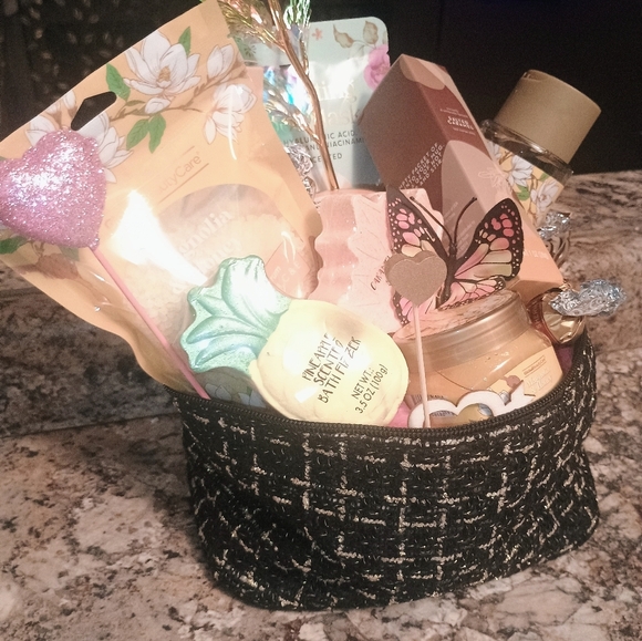 Luxury Custom Pamper Me Spa Women's Gift Basket - Picture 9 of 15
